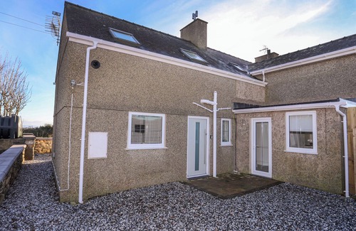 Chwilog Cottage | TY'N FFRIDD BACH, pet friendly, with a garden in Y Ffor