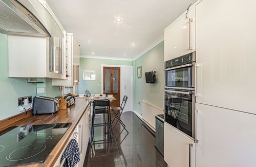 Kidwelly Cottage | TY'R YSTRAD, pet friendly, with a garden in Kidwelly