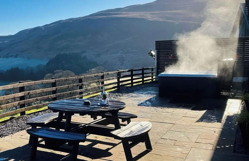 Glyndyfrdwy Cottage | TYN LLWYN, pet friendly, with hot tub in Glyndyfrdwy