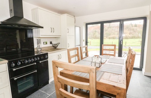 Llanbadarn Fynydd Cottage | TYNDDOL BARN, family friendly, with hot tub in Llanbadarn Fynydd