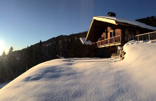 Bisanne 1500 Ski Chalet | Typical mountain chalet for 12 people to 500 meters from the lifts