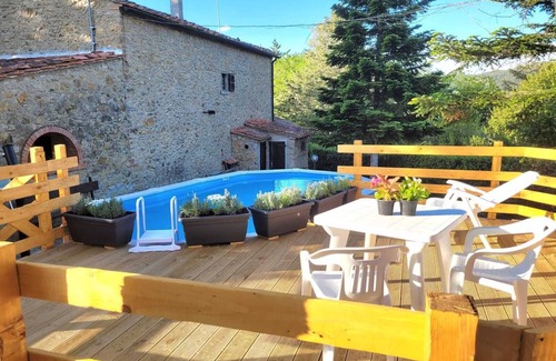 Montescudaio House | Typical stone house, close to the sea, 5/6 person, enclosed garden, small pool