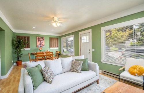 Amazon House | U of O Emerald House Next To Hayward Field w/ Parking!