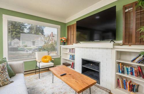 Amazon House | U of O Emerald House Next To Hayward Field w/ Parking!