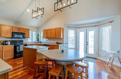 Artemina House | UHadMe at Gilbert~Pool w/Slide~FirePit~BBQ~HotTub