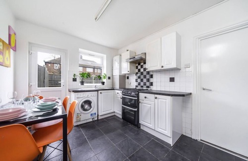 Fairlop House | Uksas Two bed house Free Parking