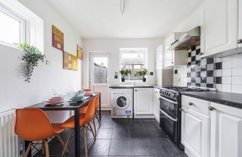 Fairlop House | Uksas Two bed house Free Parking