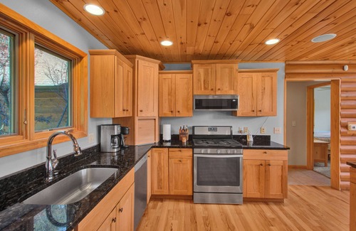 Mauston Cabin | Ultimate All-Season Cabin w/Private Swimming & Fishing Pond at Castle Rock Lake