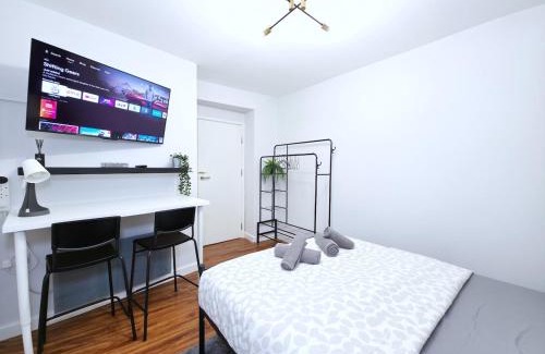 Harrow Apartment | Ultra central, Near station 2BR 2BATH 6Sleep