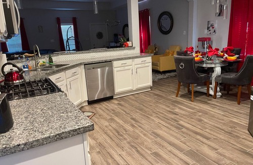 Southeast Houston House | Ultra Chic 3/2 Home w/Hot Spa-Mins from Downtown and NRG stadium.