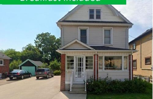 Niagara Falls House | Ultra Close to Clifton Hill and the Falls & Wonderful Free Breakfast Delivered Daily