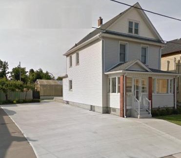 Niagara Falls House | Ultra Close to Clifton Hill and the Falls & Wonderful Free Breakfast Delivered Daily