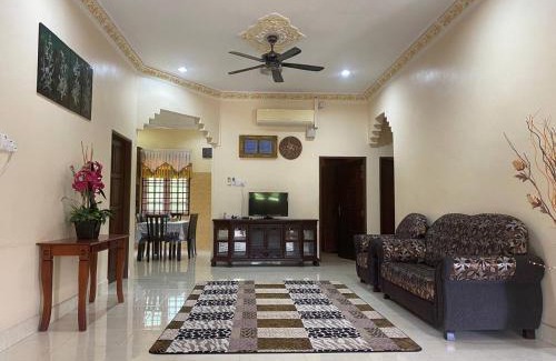 Kampung Banggul Peradung House | UMMI HOMESTAY Manir KT
