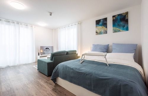Ostend Apartment | Umquam Frankfurt l Modern Studio Good Located King Bed