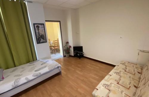 Chef-Boutonne Apartment | Un petit appartement pour 2 à 3 personnes