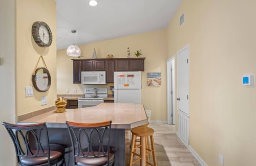 Port Aransas Condo | Unbeatable Beach Stay with Pools & Town Access.