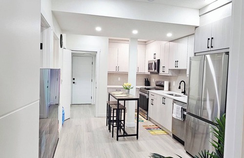 Calgary House | Unbeatable Location:n🚶‍♀️4 min walk: Costco, Walmart & East Hills Shopping Mall