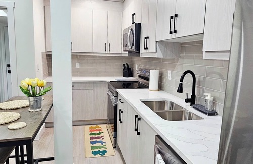 Calgary House | Unbeatable Location:n🚶‍♀️4 min walk: Costco, Walmart & East Hills Shopping Mall