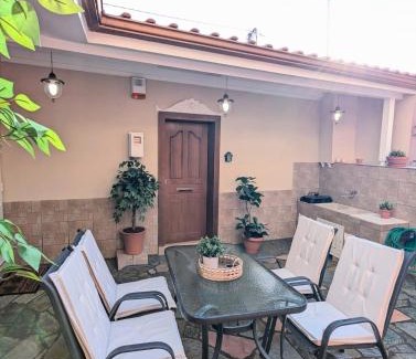 Ano Poli Apartment | Under Castle Walls cottage