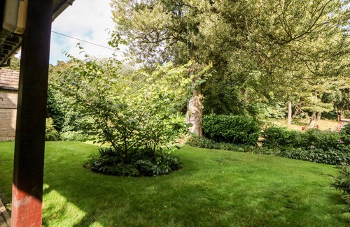 Hoylandswaine Cottage | UNDERBANK HALL COTTAGE, pet friendly, with a garden in Stocksbridge