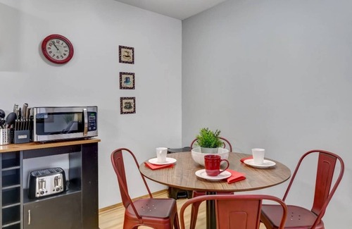 Wauwatosa Apartment | Underground Parking,Near Froedtert, King Bed, Fast WiFi