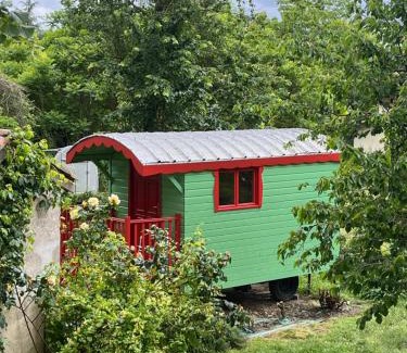 Dieupentale Ski Chalet | Une bouteille au canal