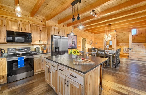 Gatlinburg - Pigeon Forge Cabin | 🌄Unforgettable Views! Huge Luxury Lodge with Firepit!