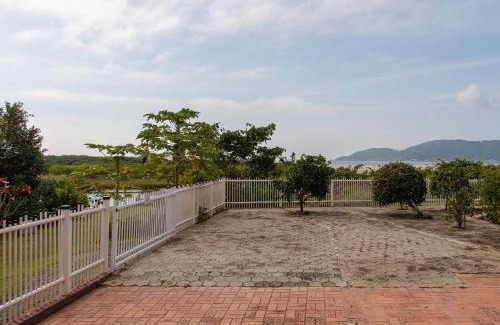 Ubatuba Villa | Unidade do térreo: casa à beira mar XJ6722