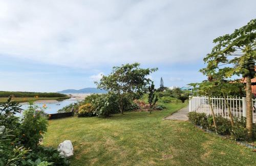 Ubatuba Villa | Unidade do térreo: casa à beira mar XJ6722