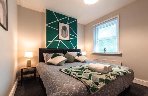 Southampton House | Unique 4 Bedrooms-Sleeps 8-Long Term Disc-Driveway