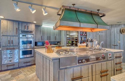 Bliss House | Unique 6BR Lodge w/Private Hot Spring Pool!