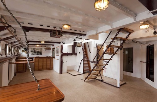 Kop van Zuid Boat Rental | Unique B&B Ship in Rotterdam, Kop van Zuid