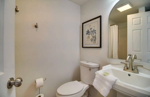 Gentry Cabin | UNIQUE Cabin! Close to Downtown Siloam Springs