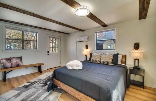 Gentry Cabin | UNIQUE Cabin! Close to Downtown Siloam Springs