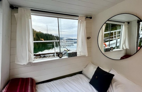 Central Boat Rental | Unique & Cozy Floatel