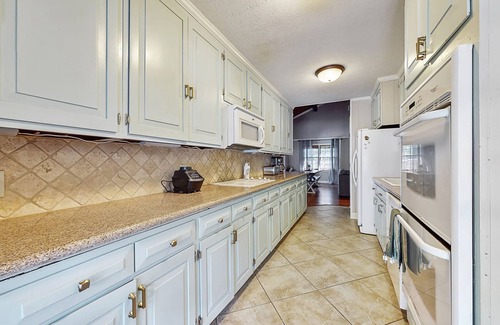 Vincent House | Unique find on Logan Martin! Cozy, spacious and family friendly.