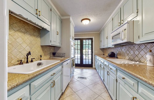 Vincent House | Unique find on Logan Martin! Cozy, spacious and family friendly.