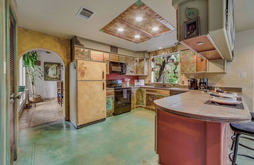 Hudson Bend Villa | Unique gated Villa with hot tub, mins from Lake Travis! Discounted boat rentals!