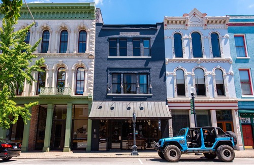 New Albany House | Unique Loft in Downtown NA, Walk to Dinner & Shops, Poker Table, Bikes & Garage