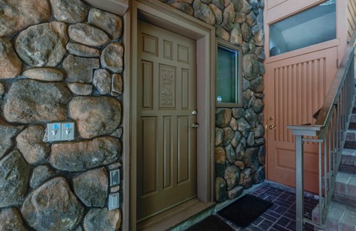 Lakeridge Apartment | Unique modern Studio with Old Tahoe Charm is ready for Ski Season!
