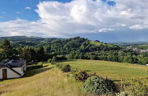 Cwm Frwd Oer House | Unique one bedroom guest house with secure parking - stunning views