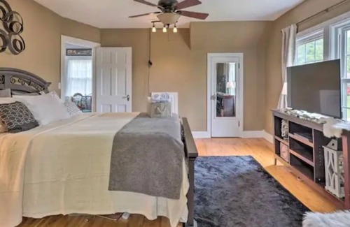 Cabool House | Unique Ozarks retreat w/ private hottub & backyard