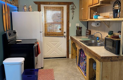 Palm Coast House | Unique stay in the Hammock filled with local art