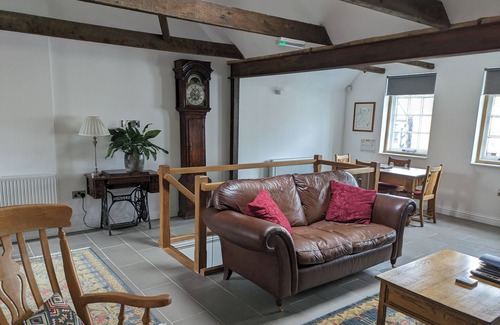 Tewkesbury Apartment | Unique Town Centre Spacious Loft Apartment