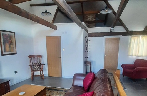 Tewkesbury Apartment | Unique Town Centre Spacious Loft Apartment