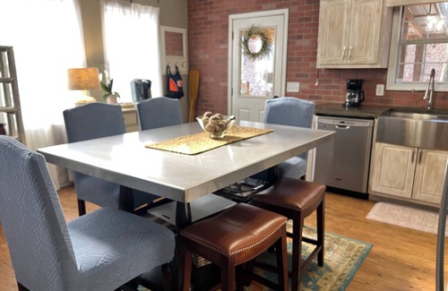 Lineville Cabin | Unique Treehouse-Separate Space for Teens! Fire pit,WIFI,Kayak-300 yds to Lake