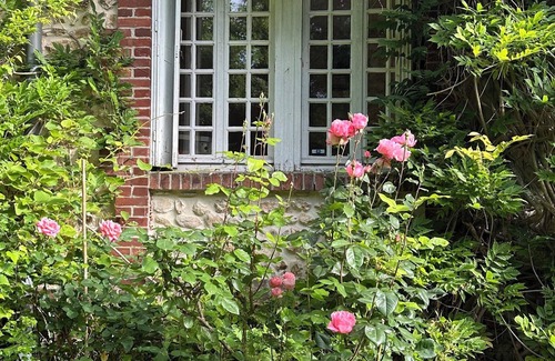 Glos-sur-Risle House | Unique. "Villa fleurie" on the Fontainecourt estate with artists' studios.