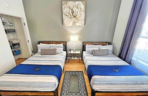 Gaslamp Quarter Hotel | UNIT #203 2-bedroom/1-bath 500 sq. ft suite with Parking & 4 Beds including a full kitchen - Washer/Dryer