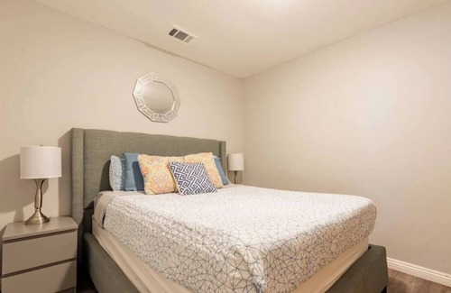 Pacific Terrace Hotel | UNIT #5 1-bedroom/1-bath 500 sq. ft suite with Parking & 3 Beds including a full kitchen