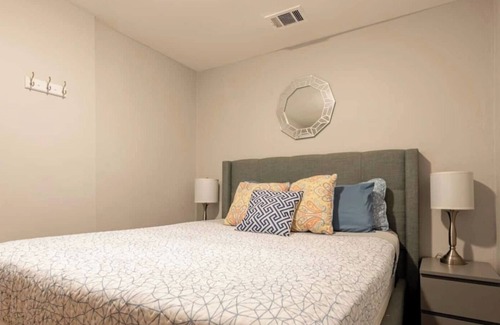 Pacific Terrace Hotel | UNIT #5 1-bedroom/1-bath 500 sq. ft suite with Parking & 3 Beds including a full kitchen